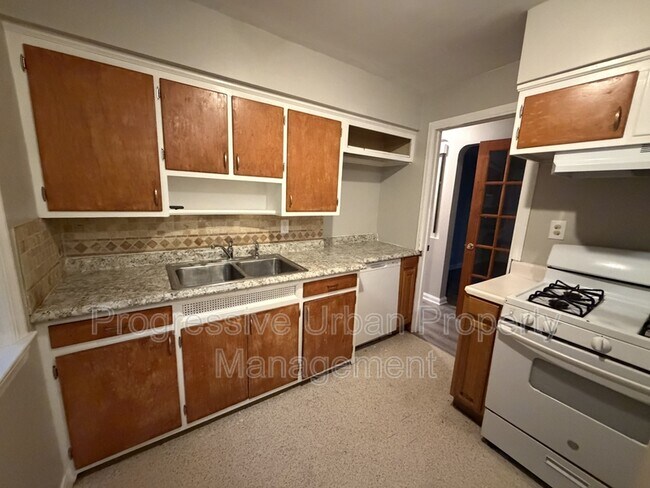Building Photo - 380 E 260th St