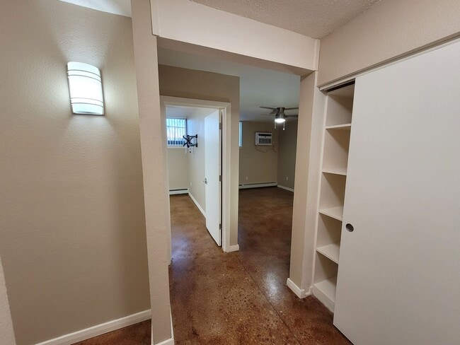Building Photo - 809 S Circle Dr