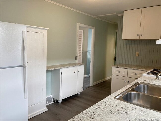 Building Photo - 31 Daggett St