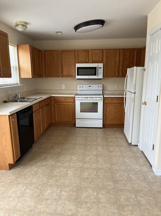 Building Photo - 727 W 5th St