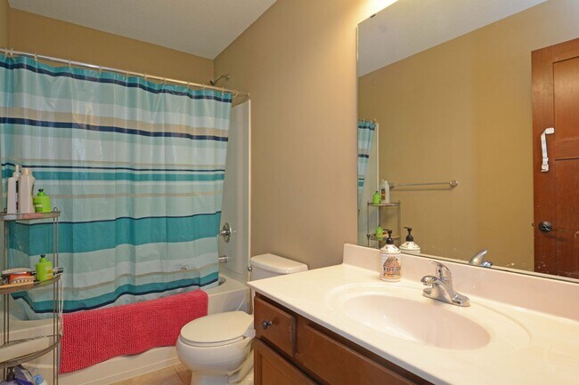 Building Photo - Spacious 5-Bed 4-Bath Home Available in Chaska - Great Location!