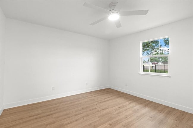 Building Photo - 409 Ave R