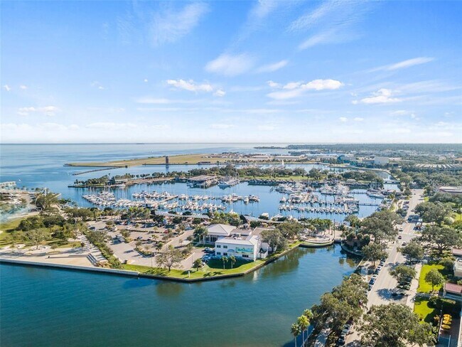 Building Photo - 176 4th Ave NE