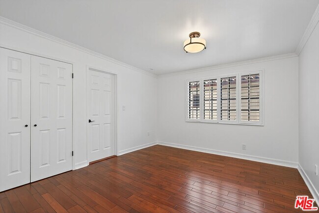 Building Photo - 322 25th St