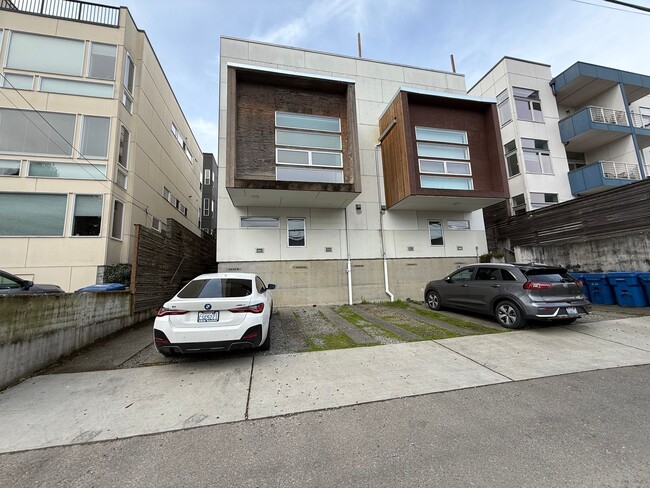 Building Photo - Beacon Hill Townhome