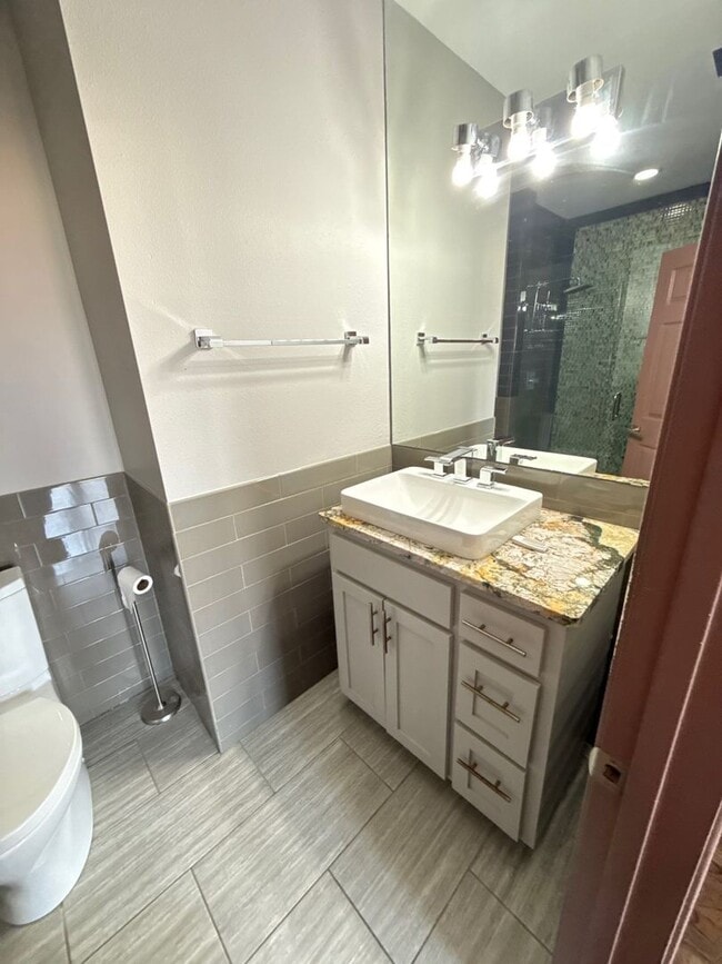 Building Photo - 2 bedroom/3 bath Townhome with extra room/...