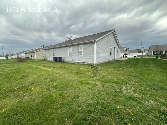 Building Photo - 1651 W Kole Dr