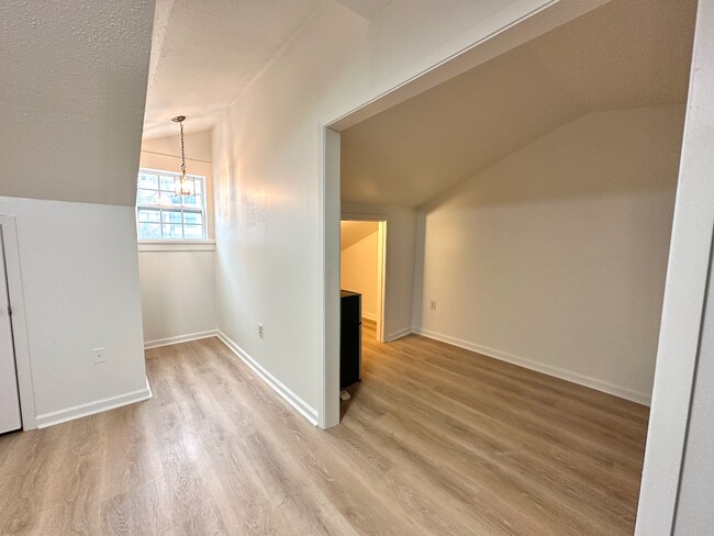 Building Photo - Garden District Studio Apartment, All Utilities Included!