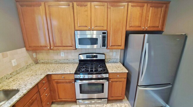 Building Photo - 3 Bed / 2-1/2 Bath Single Family Townhome with 1-Car Garage