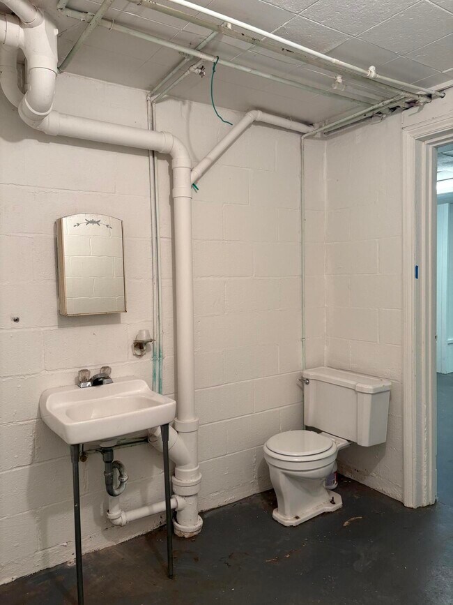 Building Photo - 201 Oak St