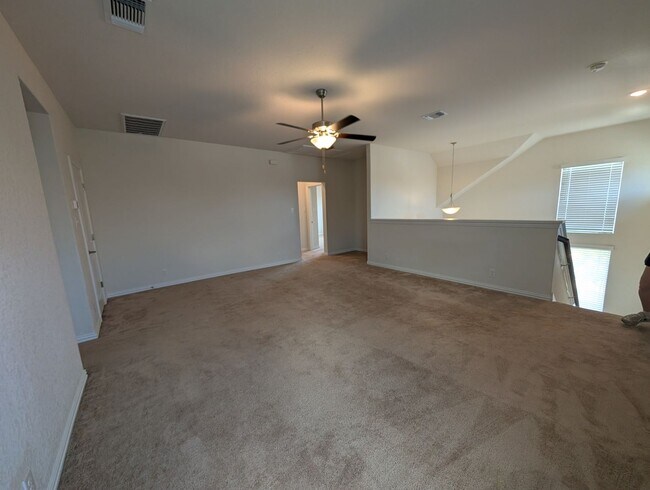 Building Photo - 4/2.5/2 with Large Game Room / Near Gruene...