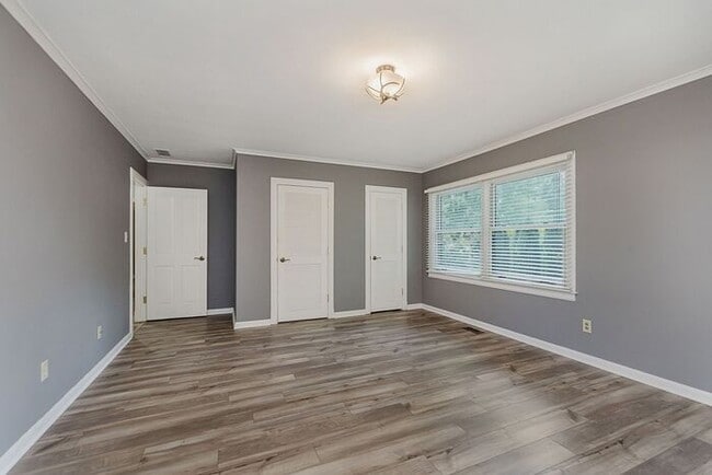 Building Photo - Elegant Updated Meridian-Kessler Home on E...