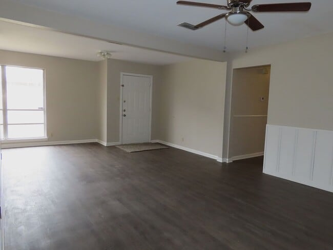 Building Photo - Spacious 3 Bedroom 2 Bathroom Home with LARGE Backyard!