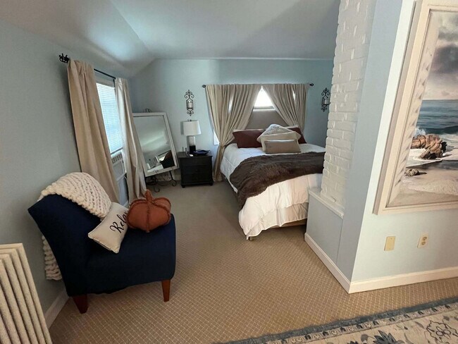 Building Photo - 220 Narragansett Ave