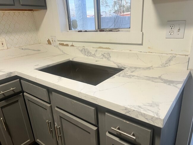 Building Photo - 720 N 9th Ave