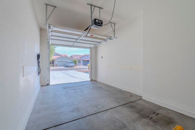 Building Photo - 2407 W Fawn Dr
