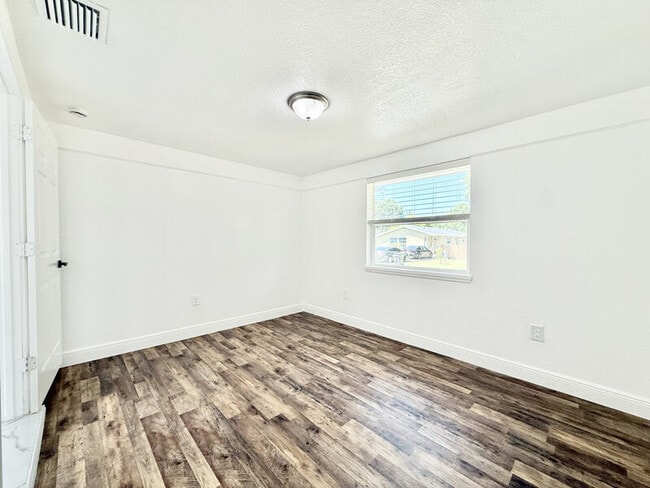 Building Photo - 2712 60th Ave N