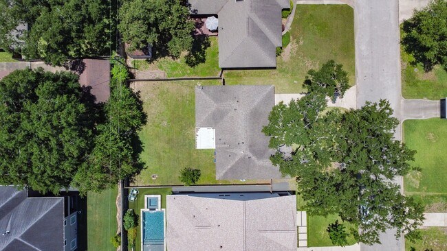 Building Photo - 2107 Hewitt Dr