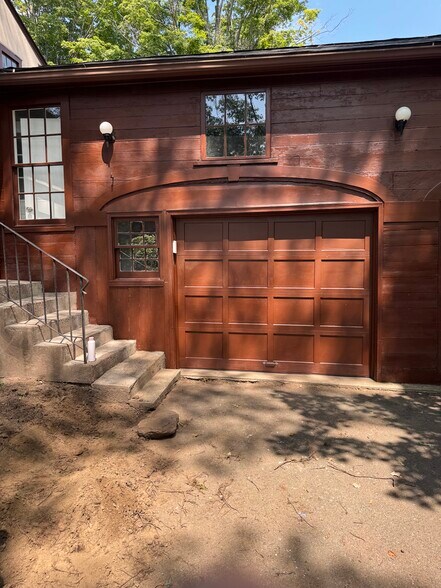 Garage with direct access to patio - 274 Main St