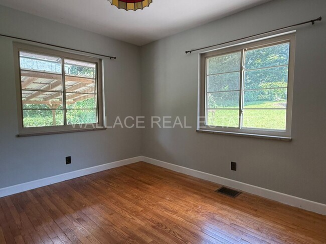 Building Photo - CHARMING STONE HOUSE IN SoKno w/ 3 BDRMS and 2 BATHS