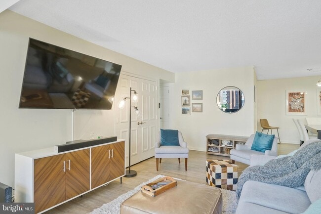 Building Photo - 3800 Fairfax Dr