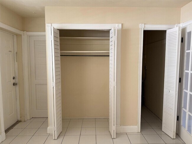 Building Photo - 1219 NE 14th Ave