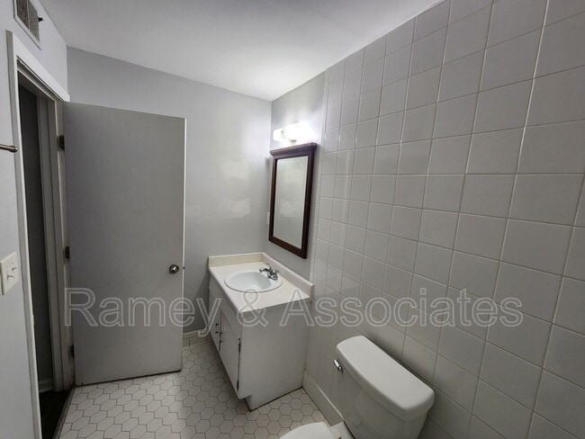 Building Photo - 1300 Oakwood Ave