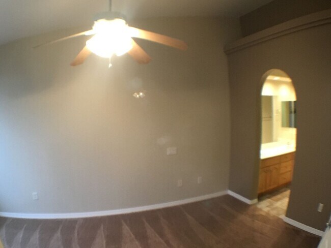 Building Photo - Great 2 bedroom condo on 2nd story!