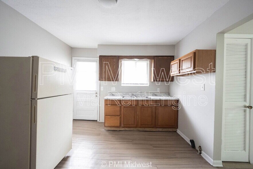 Building Photo - 2248 N Leland Ave