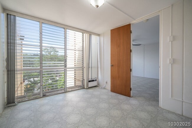 Building Photo - Move-In Ready 1-Bedroom 1 Bath Condo in Ce...