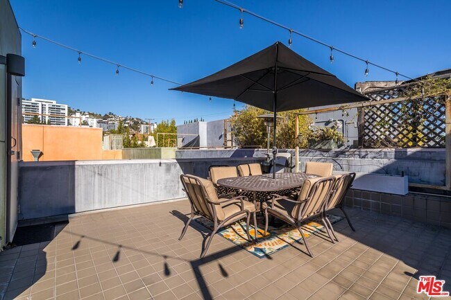 Building Photo - 900 N W Knoll Dr