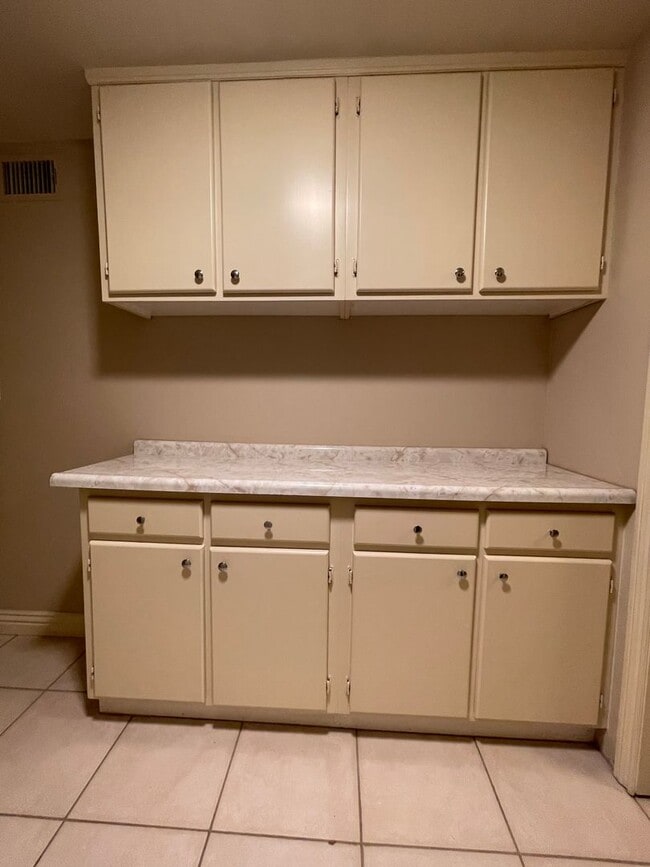 Building Photo - Freshly Remodeled 1 Bedroom 1 Bath Back House!