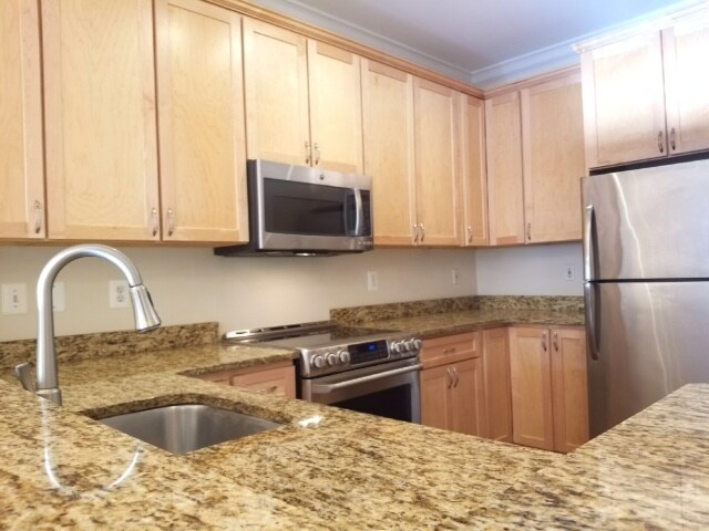 Building Photo - Affordable Spacious AND Convenient WALK to Metro.....?