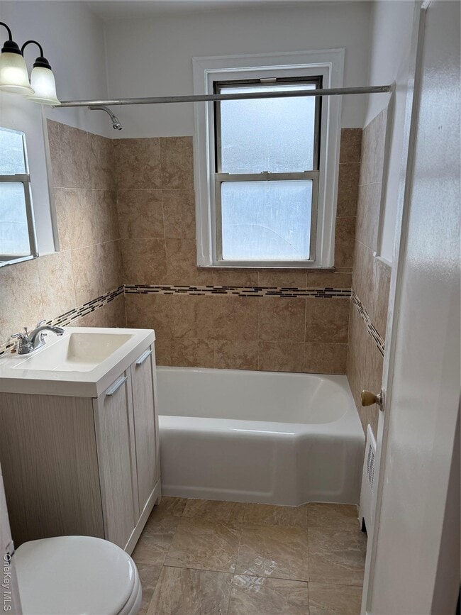 Building Photo - 7 Winchester Ave