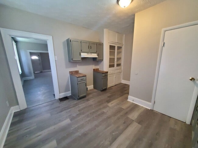 Building Photo - Three-bedroom 2 Full Bath Single-Family Ho...