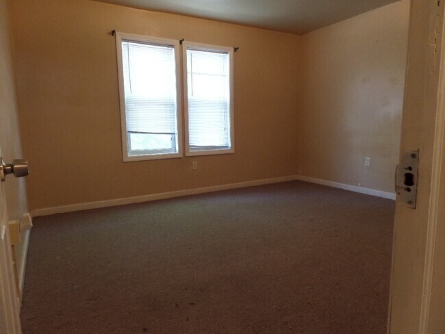 Building Photo - 124 S Walter Ave