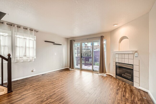 Building Photo - Beautiful end unit townhome with 2 bedrooms and 2.5 bath in a quiet and friendly neighborhood.