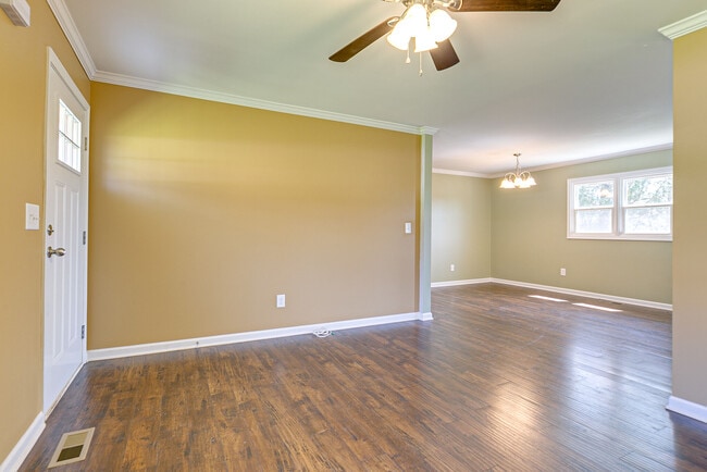 Building Photo - 212 Hillview Dr