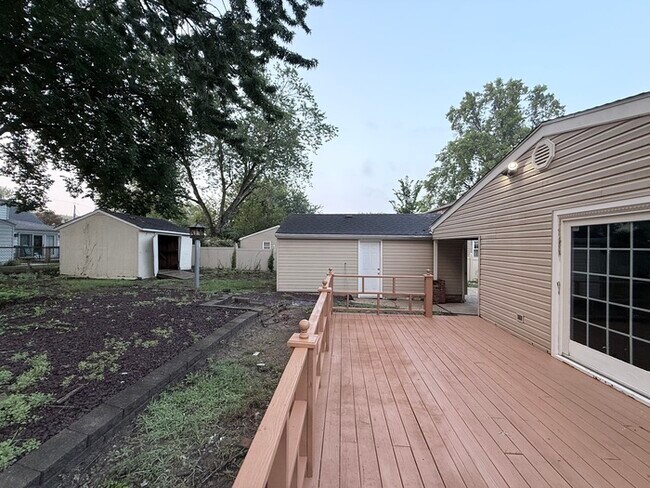 Building Photo - 226 S Moore Ave