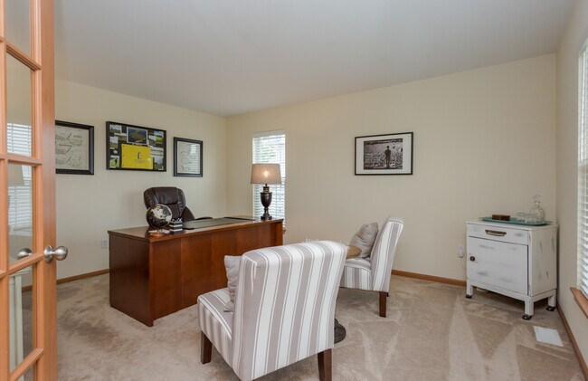 Building Photo - Large 4 bedroom with office space, Springf...