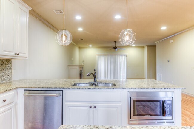 Building Photo - 1333 E 41st Pl