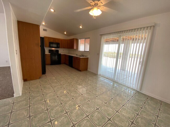 Building Photo - Great 3 Bedroom Home in Golden Valley on Pavement!