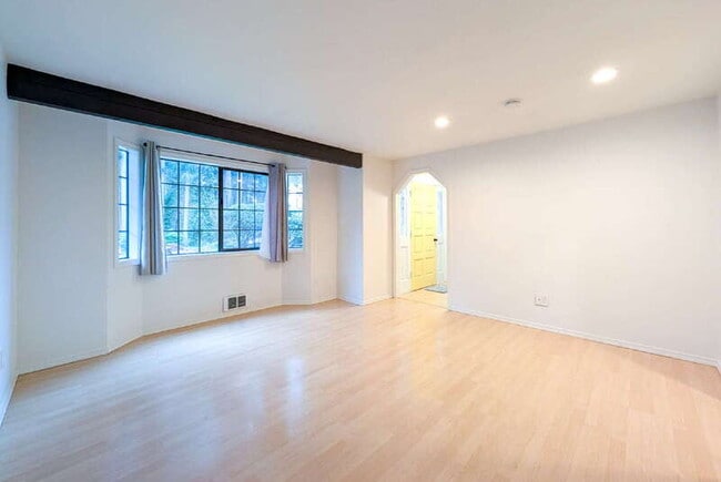 Building Photo - 115 E Jonathan Rd