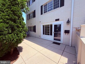 Building Photo - 1425 N Van Dorn St