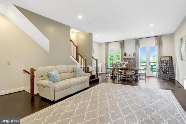 Building Photo - 2004 Potomac Ave