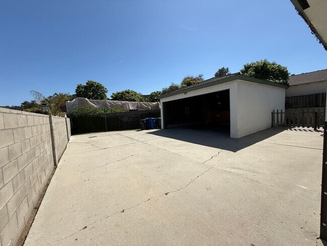Building Photo - 962 - Down Property