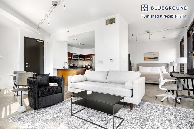 Building Photo - 810 S Spring St