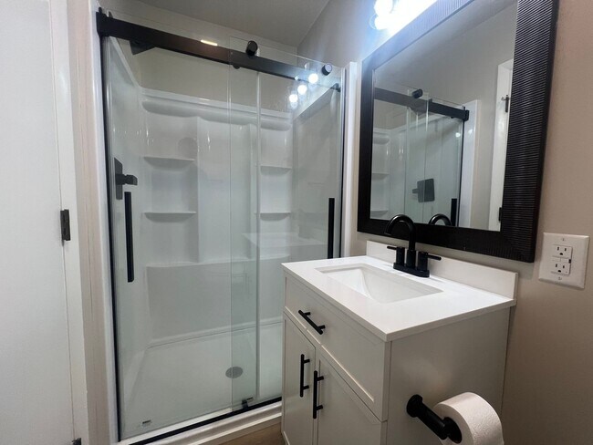 Building Photo - Newly Renovated 3 Bedroom, 2 Bathroom Home - 1200 sqft