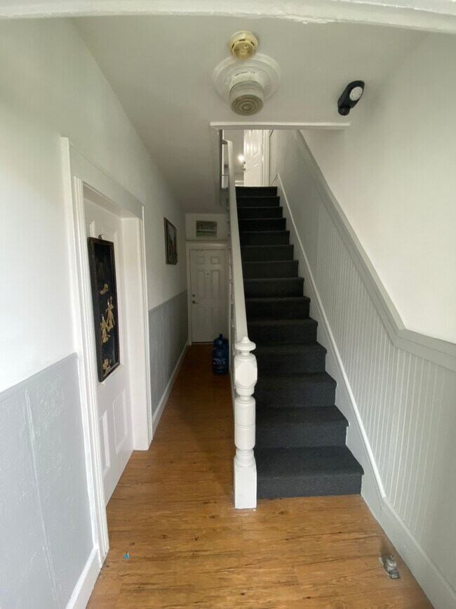 Front Entrance leading to upstairs apartment - 156 President St