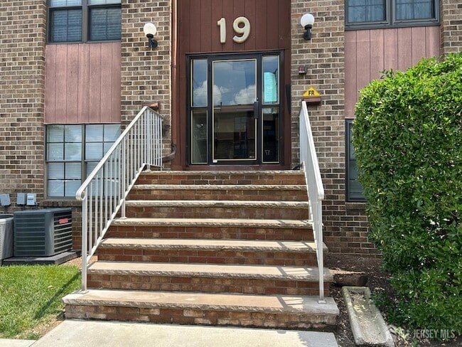 Building Photo - 219 Sierra Ct